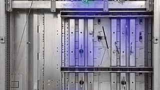 Wissenschaftler haben einen draht- und batterieloser RFID-Sensor für Schaltanlagen entwickelt, der die Temperatur überwachen kann. (Fraunhofer IPMS)