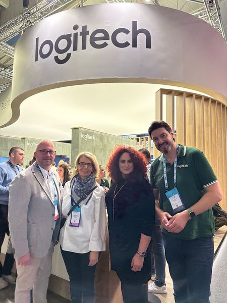 UCC Profis Markus Weinberg und Andreas Kunz (r., Logitech) mit Steffi & Besa (ITB). (Bild: Vogel IT-Medien)
