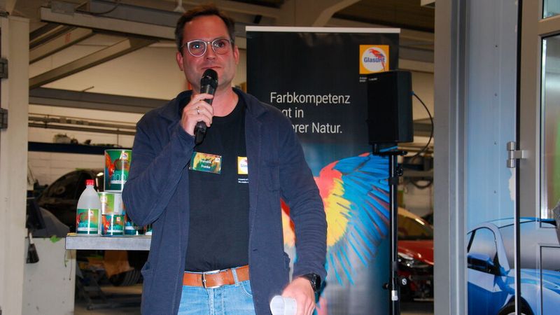 Hendrik franke moderierte die Praxisvorführung im Stadlbauer-Betrieb. (Wenz)