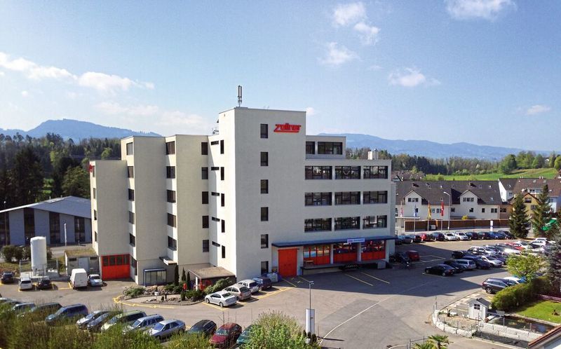 Als Schweizer EMS-Unternehmen innerhalb der Zollner-Gruppe bietet die Zollner Electronics GmbH an ihrem Standort in Hombrechtikon seit 2013 Elektronik- und Mechatronik-Dienstleistungslösungen über den gesamten Produktlebenszyklus hinweg.  (Zollner)