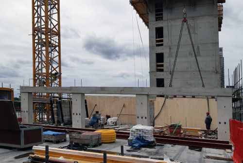 (Die hybride Konstruktion des HAUT kombiniert im Wesentlichen einen Treppenhauskern aus Ortbeton mit HBV-Geschossdecken sowie einer Fassade aus nicht tragenden Holzrahmenbauwänden. Bild: Brüninghoff)