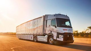 Der „Optifuel Lab 3“ verbraucht bis zu 12,5 Prozent weniger Kraftstoff als ein vergleichbarer Sattelzug. (Bild: Renault Trucks)