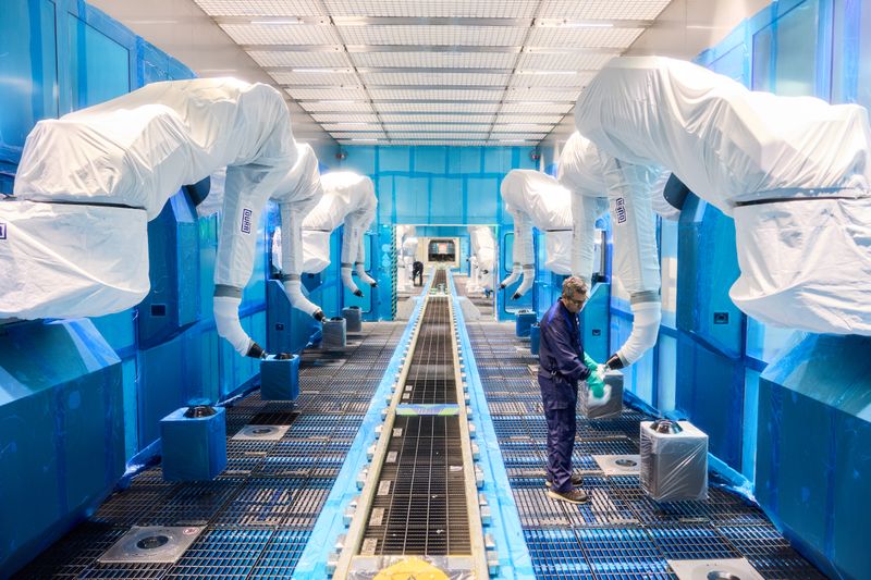 Beschäftigte reinigen die Lackierstraße im Werk. Bis Ende 2025 soll die Großserienproduktion laufen. (Bild: BMW)