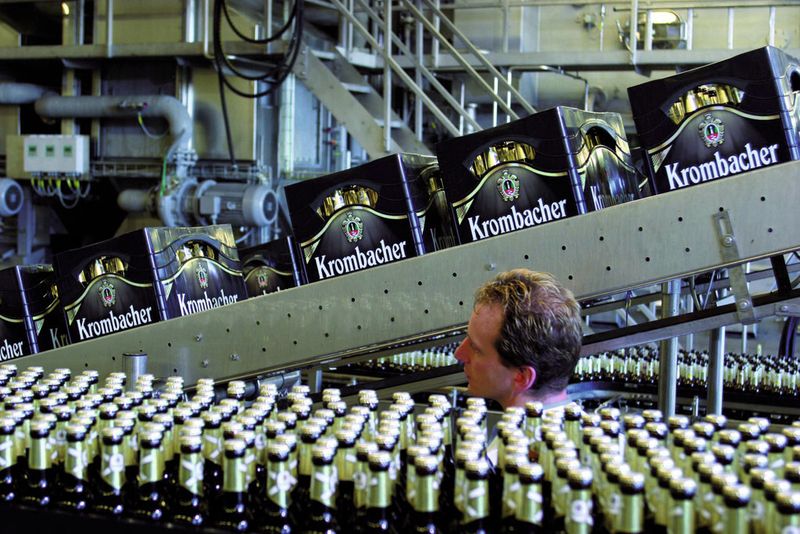 Die Bierflaschen erhalten ihr „Krombacher-Gesicht“. (Bild: Krombacher)