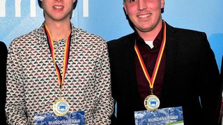 Die Bundessieger 2019 bei den PLW des deutschen Kfz-Gewerbes: (v. li.) Automobilkaufmann Franz Träger und Kfz-Mechatroniker Christian Schneider. (Edgar Schmidt/»kfz-betrieb«)