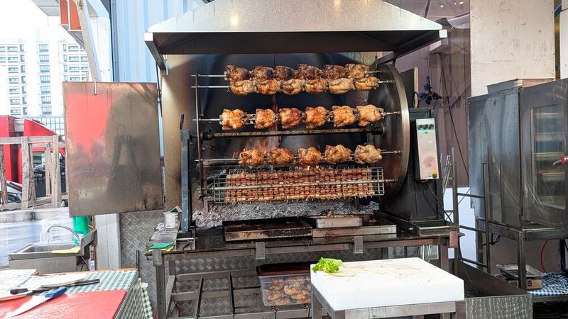 Besser als hierzulande? Über Holzkohle gegrillte Hänchen – lecker! (Bild: Dominsky)