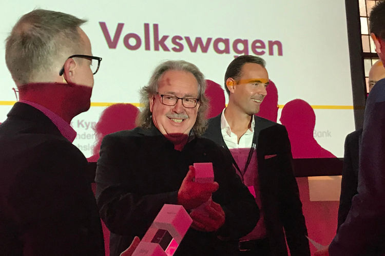 VW setzte sich bei den deutschen Volumenherstellern durch. Den Preis nahm Emmerich Engels, Leiter Volkswagen Vertriebsorganisation Deutschland, entgegen.  (Seyerlein / »kfz-betrieb«)
