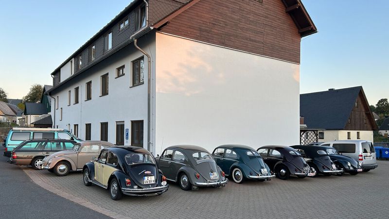 Geparkte Teilnehmerfahrzeuge vor dem Landgasthof Wemmer in Großrückerswalde. (Bild: Peter Diehl)