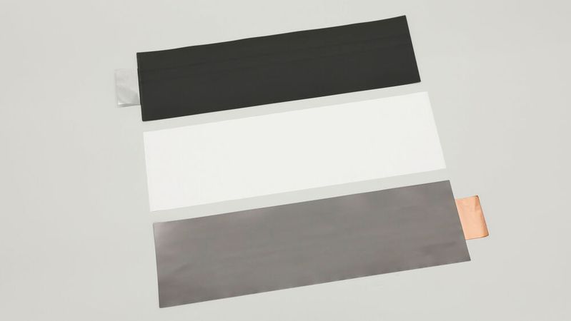 Elektroden und Seperator werden bei einigen Bateriezellen verklebt – was zu Problemen führen kann.(Bild:  Volkswagen AG)