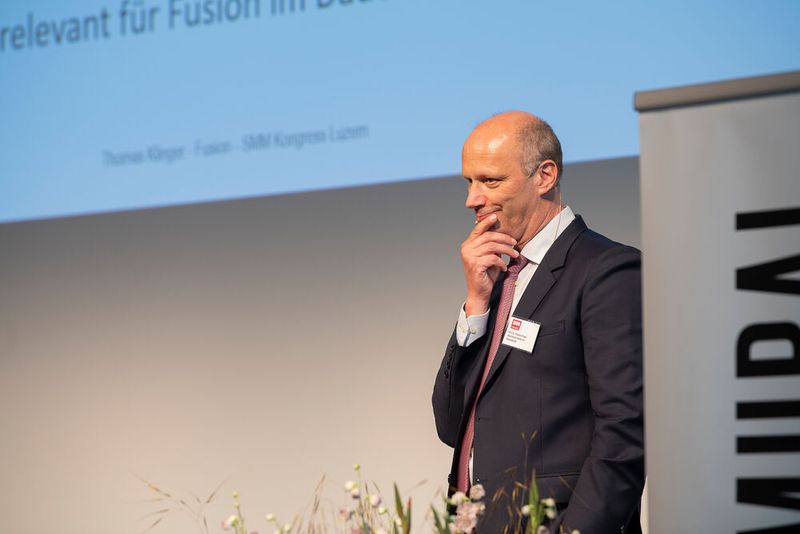 Prof. Dr. Thomas Klinger vom Max Planck-Institut für Plasmaphysik zeigte in seiner Keynote, wie man die Fusion von Wasserstoff auf der Erde nachbilden kann und in wieweit das die Energie der Zukunft sein kann. (Bild: Thomas Entzeroth)