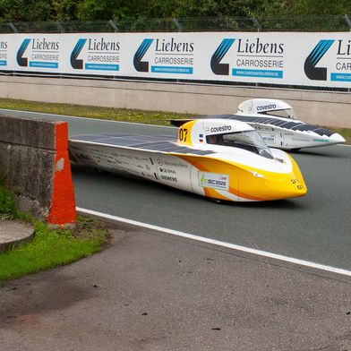 Die Sonnenwagen Æthon im Vordergrund und Adelie dahinter auf der Rennstrecke in Zolder. (Bild: Team Sonnenwagen)