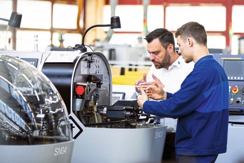 Dominik Läng (Dihawag) m Gespräch mit Mattia Knecht (Aeschlimann AG ). (Bild: Horn/Sauermann)