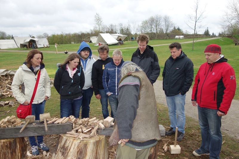 (l.) Susanne Veller, Microsoft und Ihr weißes Team mußten Holz hacken (IT-BUSINESS)