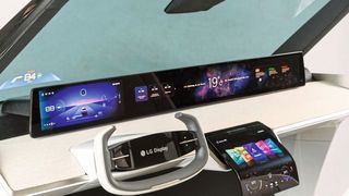 Das mit 57 Zoll bisher größte LC-Display hat LG Display in einem Konzeptfahrzeug verbaut. Es erstreckt sich von der linken bis zur rechten Säule. (Bild: LG Display)