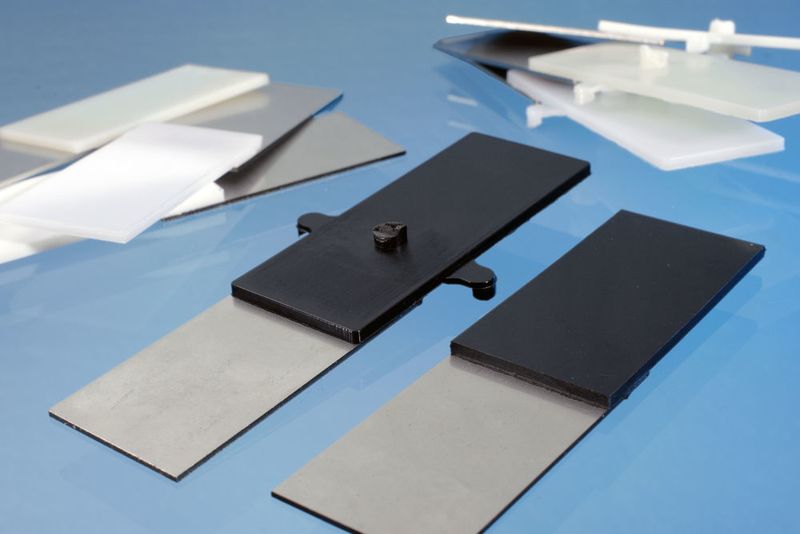Am Fraunhofer-ILT per Spritzgießen hergestellter Materialmix aus einem Thermoplast, und zuvor mittels Laser mikrostrukturiertem Metalleinleger. Die Fügestelle verträgt, wie es heißt, eine Zugscherbelastung von über 22 MPa. (Fraunhofer-ILT)
