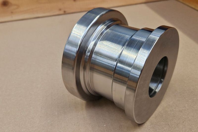 Die Materialien, aus denen die Rollen der Rollformwerkzeuge entstehen, sind vielfältig. Dreistern bearbeitet auch ultrahochfeste und hochharte Materialien. Und wo mit definierter Schneide Grenzen gesetzt sind, greifen die Zerspaner aufs Schleifen zurück.  (Bild: Dreistern)