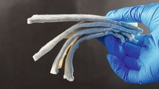 Un échantillon du matériau de blindage du 
laboratoire Cellulose 
& Wood Materials 
de l'Empa.  (Source : EMPA)