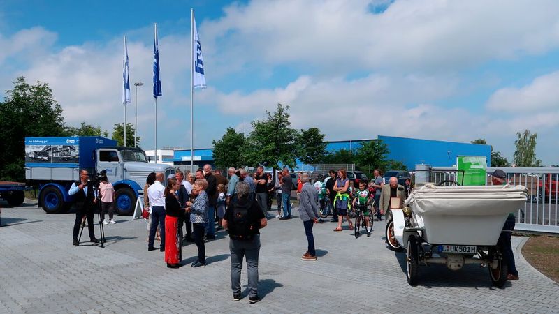 Schlangestehen zur Begrüßung: Der Einladung von Frank Fahrzeugbau folgten rund 600 Gäste. (Bild: Diehl – VCG)
