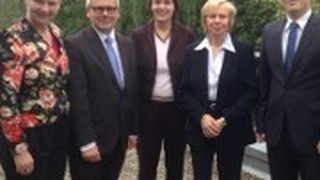 Der Zertifizierungskreis mit (v. li.) Birgit Behrens (ZDK), Peter Schieder (Mitsubishi), Judith Mozet (Nissan) und Ute Wagner (Agentur) gratulierte Martin Pfeifer (Volvo Trucks). (Foto: Promotor)