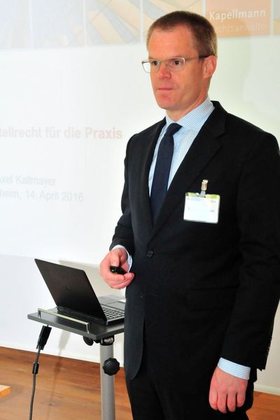 Dr. Axel Kallmayer beschäftigte sich in seinem Vortrag mit dem Kartellrecht. (Foto: Büttner/Redaktion »kfz-betrieb«)
