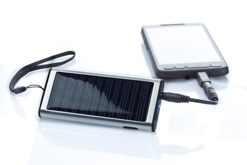 Bei www.geschenke24.de gibt es ein Solar-Ladegerät für 19,90 Euro. (www.geschenke24.de)