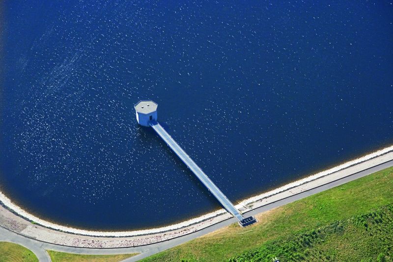 Wasserauffangturm an der Seite der Aufbereitungsanlage von einem der beiden Reservoirs. (Bild: De Watergroep)