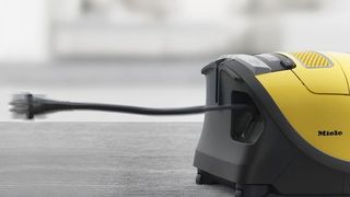 Kabelsalat gibts nicht! In diesem Miele-Staubsauger steckt komplexes Know-how in Sachen Kunststoffverarbeitung! Das Unternehmen Poly-Nister-Plastik fertigt für Miele die sogenannten Sperrklinken, die das Aufrollen des Staubsaugerkabels gewährleisten und via Spritzguss auf einer Arburg-Allrounder 375 V durch Umspritzen präziser Einlegeteile gefertigt werden. (Bild: Miele)