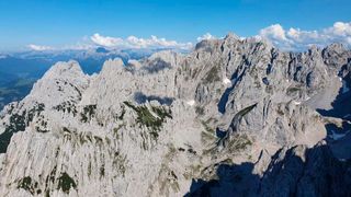 Felsenfest: Granite sind massige und relativ grobkristalline magmatische Tiefengesteine, die reich an Quarz und Feldspaten sind, aber auch dunkle Minerale, vor allem Glimmer, enthalten. (Bild: Johann Wiesböck)