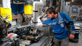 The solution from Igus improves process stability and workplace ergonomics in everyday manufacturing. (Image:Igus)