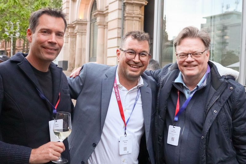 Alexander Moos (m., TIM) mit seinen Partnern Martin Drissner (l., Controlware) und Dirk Schneider (Bechtle) (Bild: TIM AG)