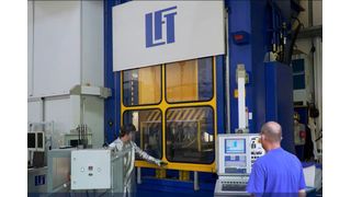 Das Trockentiefziehen, wie es hier am LFT Erlangen durchgeführt wird, hat laut VDW das Potenzial, in der Umformtechnik für eine Kehrtwende zu sorgen. Am 30. November verraten Experten, warum das so ist. Lesen Sie! (Bild: LFT / FAU Erlangen-Nürnberg)