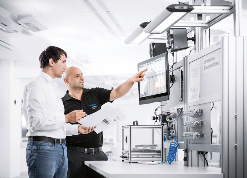 Blick in die Technologiefabrik von Festo in Scharnhausen: Schulungen zur Energieeffizienz sind Teil des Weiterbildungsprogramms in der Technologiefabrik. (Bild: Festo)