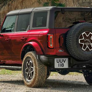 Der Bronco empfiehlt sich vor allem als robuster Offroader. Entsprechend steht das Modell auf All-Terrain-Reifen.(Bild:  Ford)