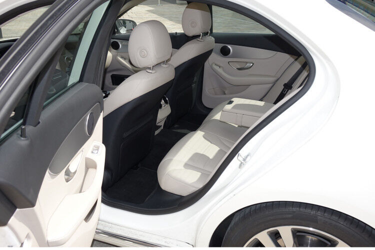 Platzmäßig bot die Limousine auch im Fond Normalgewachsenen ausreichend Platz. Allerdings dürften Personen jenseits der 1,85 Meter doch ein wenig Probleme bei der Beinfreiheit bekommen. (Foto: Thomas Günnel/ AI)