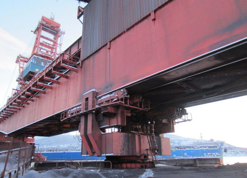 Die über 2500 t wiegende Verladestation für die Frachter ruht auf zwei riesigen Drehkranzlagern. (Bild: SKF)