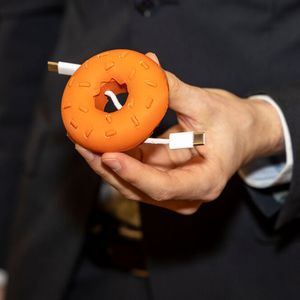 The winning gadget is called “donut-ella” and looks like the world-famous pastry. It is designed to make tangled cables a thing of the past when winding and unwinding USB cables. (Source:  Arburg/ Iuav)