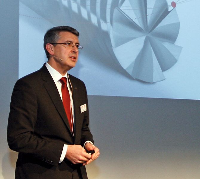 Der CEO der Fraisa-Gruppe Joseph Maushart referierte über die Optimierung von Produktionsprozessen. (Bild: Anne Richter, SMM)