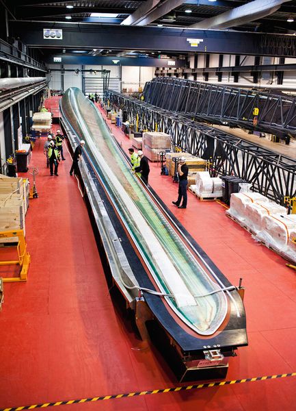 Herstellung eines Integral-Blades bei Siemens, das nahtlos in einem Guss gefertigt wird. Hier werden die Dimensionen besonders deutlich. (Siemens)