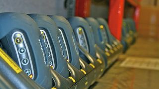 Bild 1: 45 Talkman-T5-Sprachcomputer (hier an der Ladestation) sorgen im globalen Logistikzentrum von Simba Dickie für ermüdungsarme, reibungslose Kommissioniervorgänge.  (Bild: Vocollect)