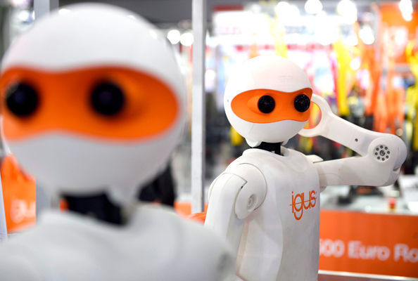 Igus präsentiert auf der Robot Exhibition seine 'NimbRo' Robots. (Bild: dpa- Bildfunk)