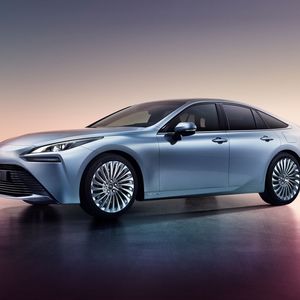 Die zweite Generation der Brennstoffzellenlimousine Mirai wird ihren Produktionsstart Ende Oktober haben und wohl nächstes Frühjahr nach Europa kommen.(Bild:  Toyota)