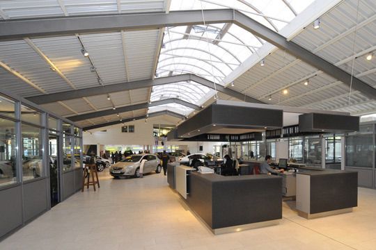 In die neue Ausstellungshalle wurden Empfang, Verkauf und Kundendienst integriert. (Archiv: Vogel Business Media)