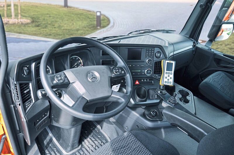 Mit der kompakten Bedieneinheit (Bedienteil u. Joystick) mit großem Display und redundanten Folientasten steuert der Fahrzeugführer die neue Meiller Kommunalhydraulik (MKH). (Bopla)