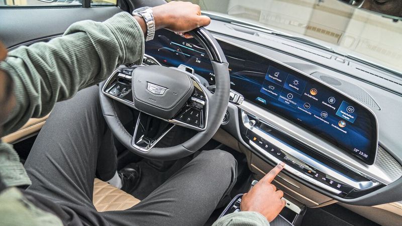 Die Bedienung erfolgt je nach Präferenz des Fahrers entweder über klassische Bedienelemente oder über Touch-Funktionen. (Bild: Cadillac)