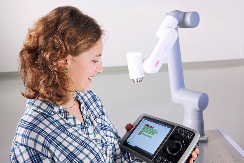 Die GoFa-Cobots von ABB sind einfach zu programmieren und bedienen. Die Einrichtung wird durch Lead-Through-Programmierung und die Software Wizard Easy Programming vereinfacht, die auch Nicht-Spezialisten eine schnelle Automatisierung ihrer Anwendungen mithilfe einfacher grafischer Befehlsblöcke ermöglicht.  (Bild: ABB AG)