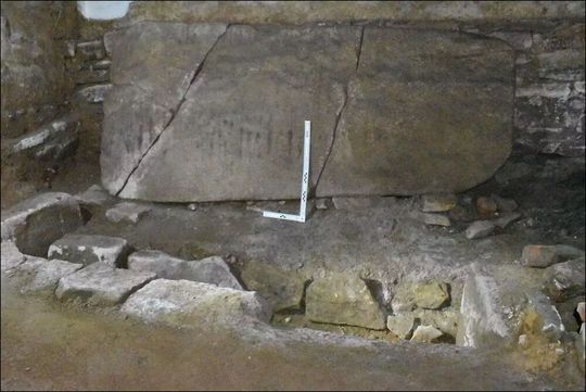 Zustand des Ortes im November 2021, an dem die umgebetteten mutmaßlichen Überreste von Bischof Teodomiro gefunden wurden.(Bild:  © Patxi Pérez Ramallo)