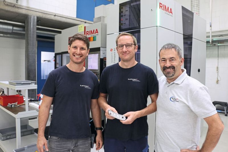 Im Bild (v. l. n. r.): Michael Andres (Produktionsleiter, Leitner AG), René Ritter (Zellenleiter Fräserei, Leitner AG) und José Saez (Technischer Verkauf, Alesa AG). (Bild: Alesa AG)