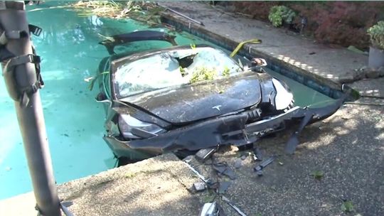 Image ramponiert! Tja, der bisherige Erfolg mit dem Verkauf von Tesla-Boliden scheint aufgrund des sogenannten „Elon-Effekts“ immer tiefer ins Wasser zu fallen! Denn nun gehen auch Fuhrparkleiter die ersten Schritte, um sich von Tesla-Modellen zu verabschieden ...(Bild:  CBS)