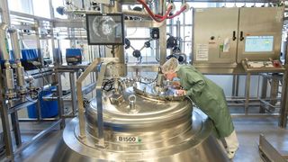 Die Arbeit der Fermenter in der Sanofi-Zellkulturanlage wird rund um die Uhr überwacht. Zu sehen ist nur das obere Ende des 2500-Liter-Fermenters, der weitaus größere Teil befindet sich im Stockwerk darunter. (Bild: Sanofi)