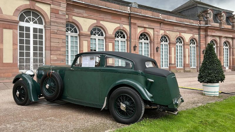 Ein im Stil des Bentley Speed Six „Blue Train“ umgebauter Mk 6. (Bild: Peter Diehl)
